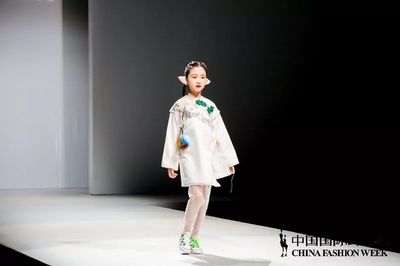 幸福的传承 陆恩华亲子装亮相中国国际时装周